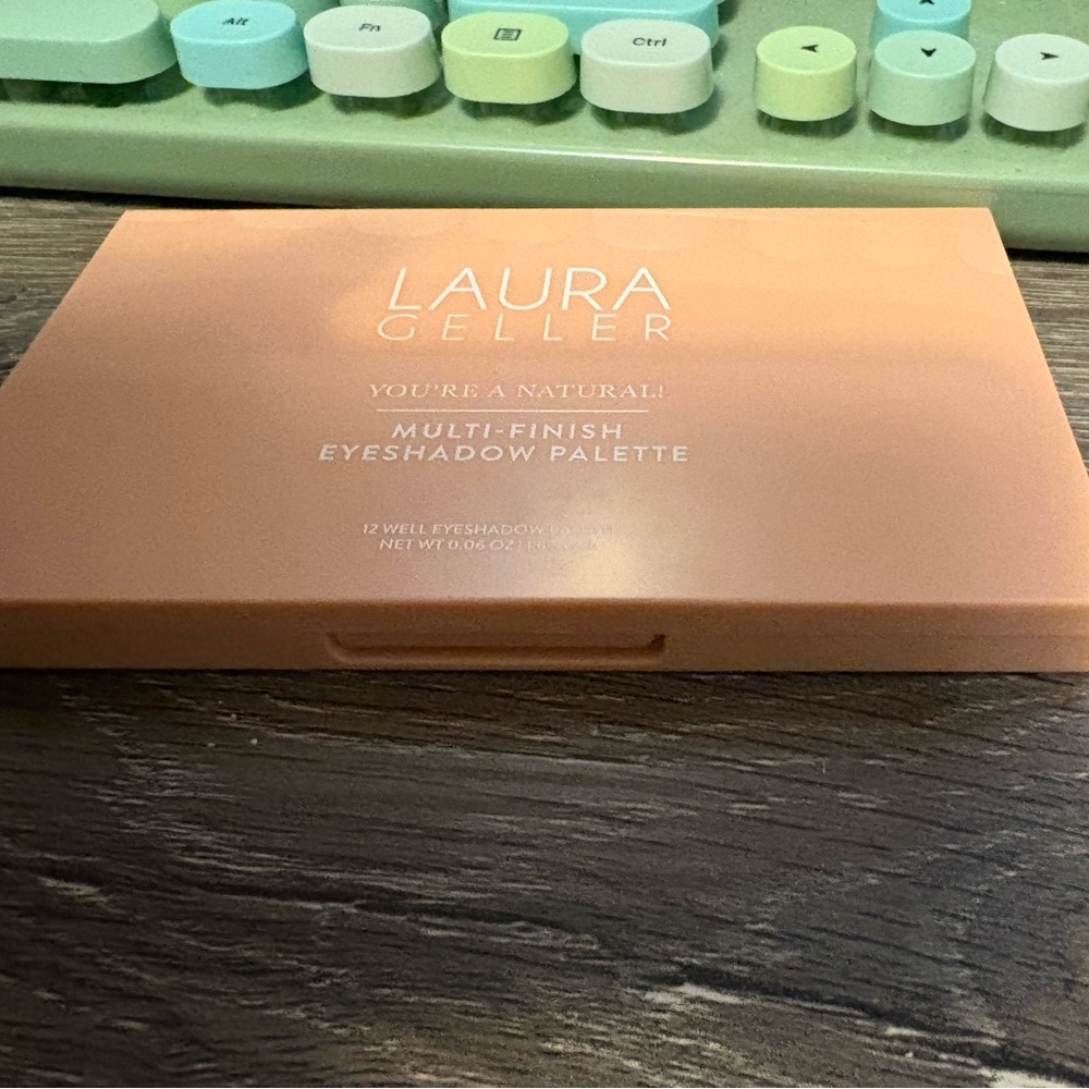 New Laura Geller Multi-Finish Eyeshadow Palette - Pink - Picture 6 of 8